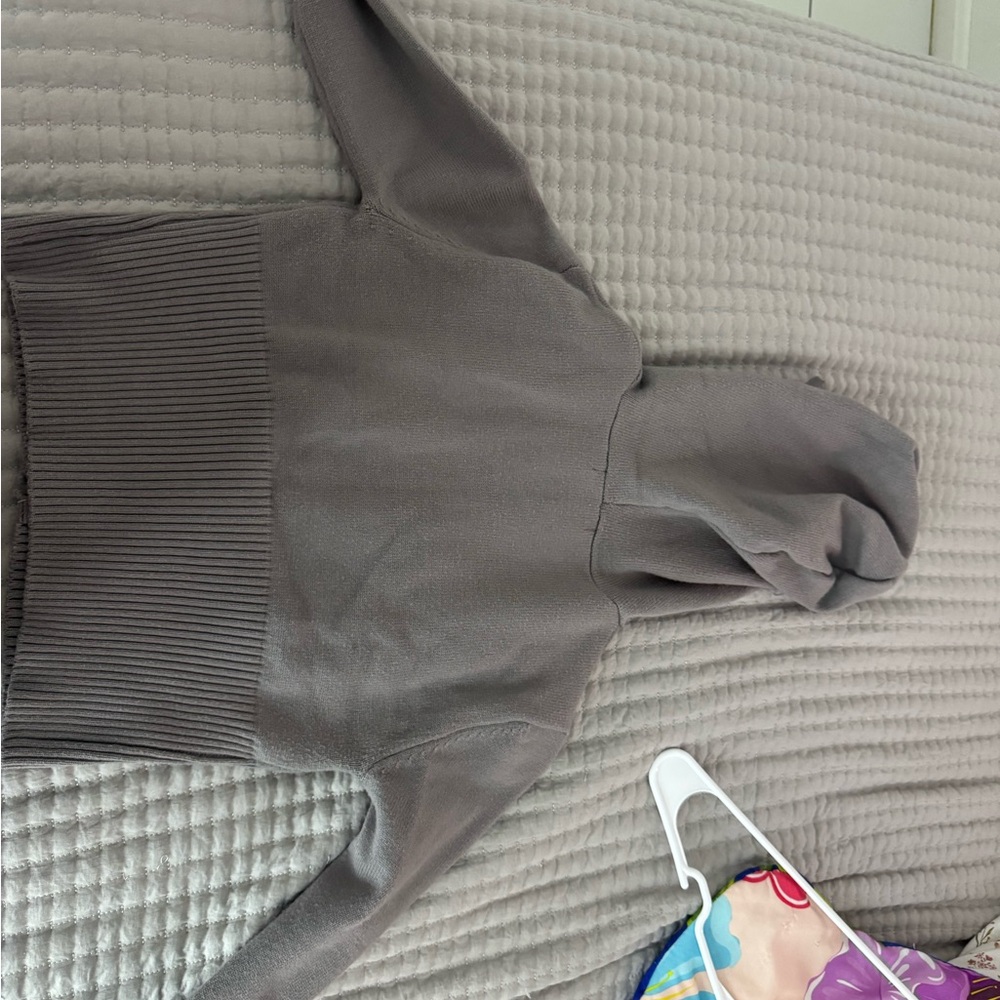 Gray Crew Neck Sweaters with Ribbed Collars and Cuffs